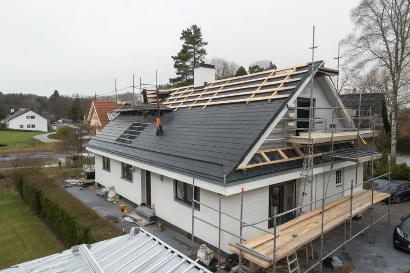 Takbyte på villa med ny läkt, underlagspapp och ställning